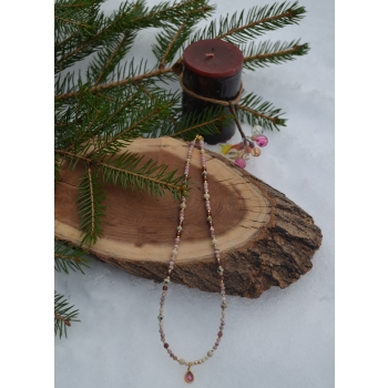 Naszyjnik z rodonitu, granatu jaspisu i jaspisu dalmatyńskiego .